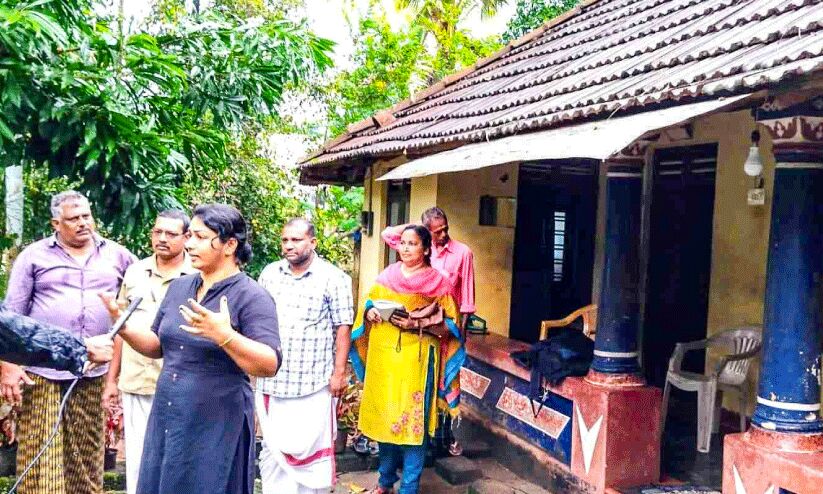 വീശിയടിച്ച് ചുഴലിക്കാറ്റ്; നടുക്കം വിട്ടുമാറാതെ ഷീബ വീശിയടിച്ച് ചുഴലിക്കാറ്റ്; നടുക്കം വിട്ടുമാറാതെ ഷീബ