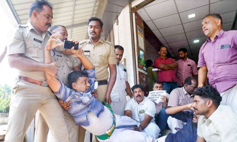 താൽക്കാലിക ജീവനക്കാരനെ പിരിച്ചുവിട്ടതിൽ പ്രതിഷേധം താൽക്കാലിക ജീവനക്കാരനെ പിരിച്ചുവിട്ടതിൽ പ്രതിഷേധം