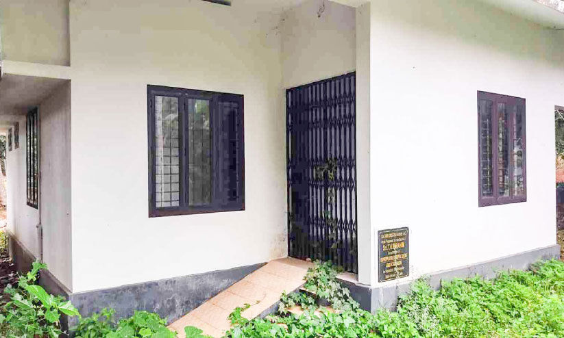 എത്താന് വഴിയില്ല; നെടിയിരുപ്പ് ആയുര്വേദ ആശുപത്രി കെട്ടിടം നോക്കുകുത്തി എത്താന് വഴിയില്ല; നെടിയിരുപ്പ് ആയുര്വേദ ആശുപത്രി കെട്ടിടം നോക്കുകുത്തി