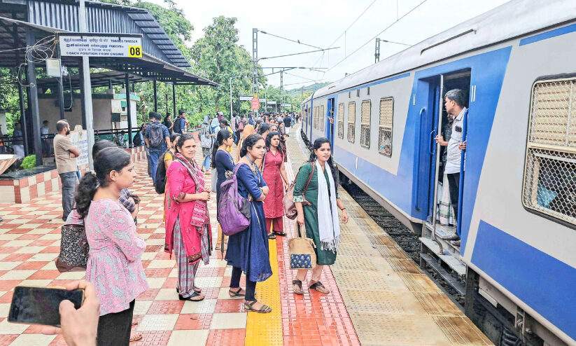 മെമു ട്രെയിനിൽ ദുരിത യാത്ര; കൂടുതൽ കോച്ചുകൾ വേണമെന്ന് ആവശ്യം
