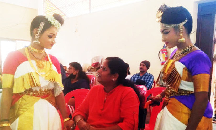 ചിലങ്കയണിയുന്ന നാളിനായി ദിവ്യ കാത്തിരിക്കുന്നു... ചിലങ്കയണിയുന്ന നാളിനായി ദിവ്യ കാത്തിരിക്കുന്നു...