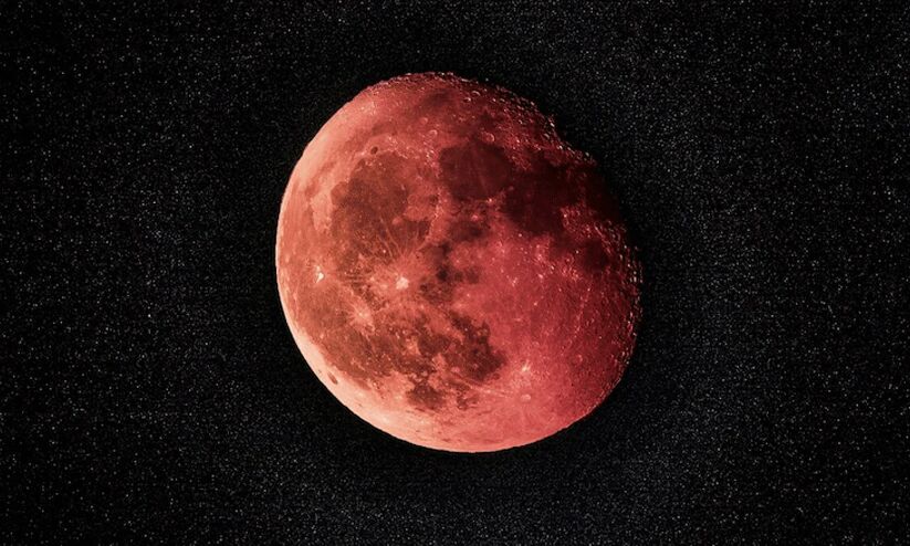 ഇന്നാണ് ആ വിസ്മയ കാഴ്ച; രാത്രി ആകാശത്ത് ചുവന്ന ചന്ദ്രനെ കാണാം