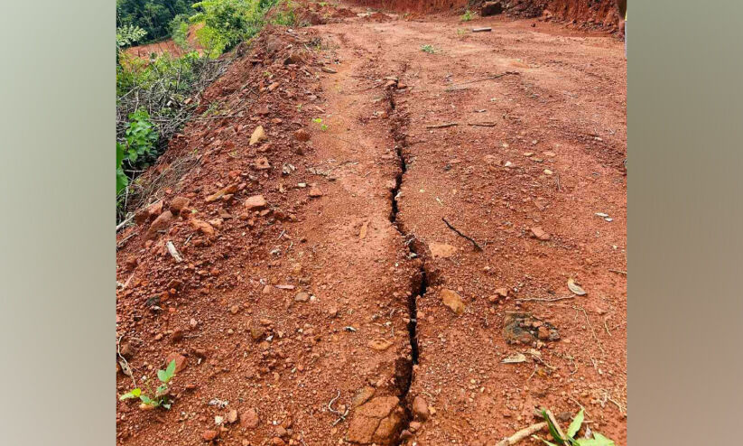 കരിങ്കൽ ക്വാറിക്ക് സമീപം വിള്ളൽ; ജനവാസമേഖലയിൽ ആശങ്ക കരിങ്കൽ ക്വാറിക്ക് സമീപം വിള്ളൽ; ജനവാസമേഖലയിൽ ആശങ്ക
