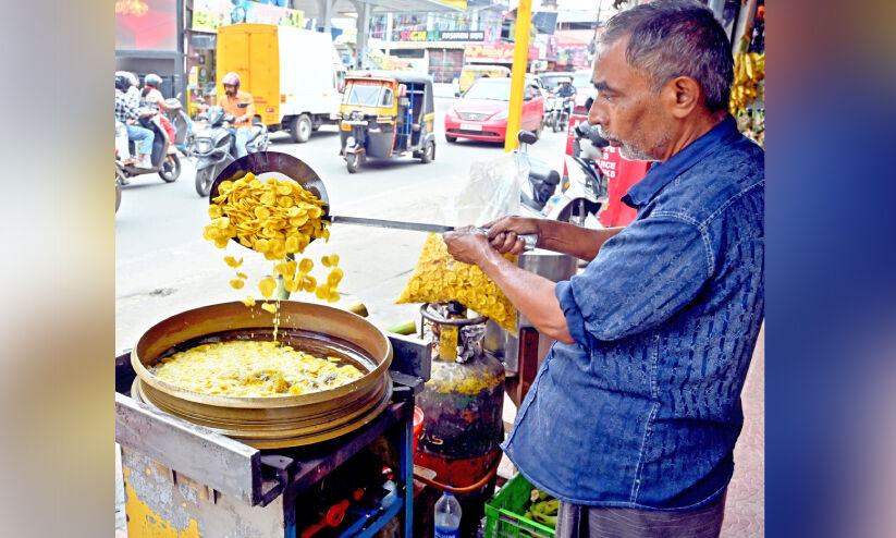 വെളിച്ചെണ്ണയിൽ കൈപൊള്ളി കായവറവ് വിപണി; നാടൻ കായക്കും ഡിമാൻഡ് വെളിച്ചെണ്ണയിൽ കൈപൊള്ളി കായവറവ് വിപണി; നാടൻ കായക്കും ഡിമാൻഡ്