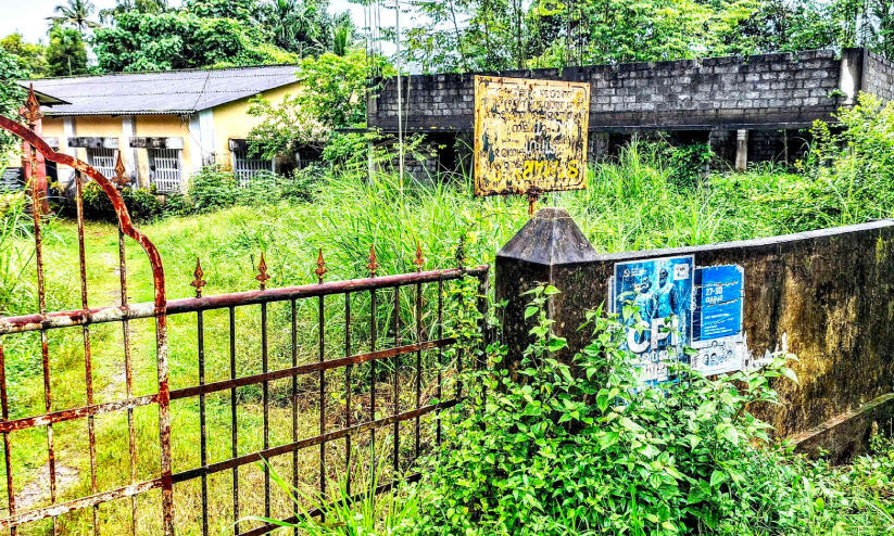 പൊയ്യയില്‍ പാതിവഴിയിൽ നിർമാണം നിലച്ച് നെയ്ത്തുകേന്ദ്രം