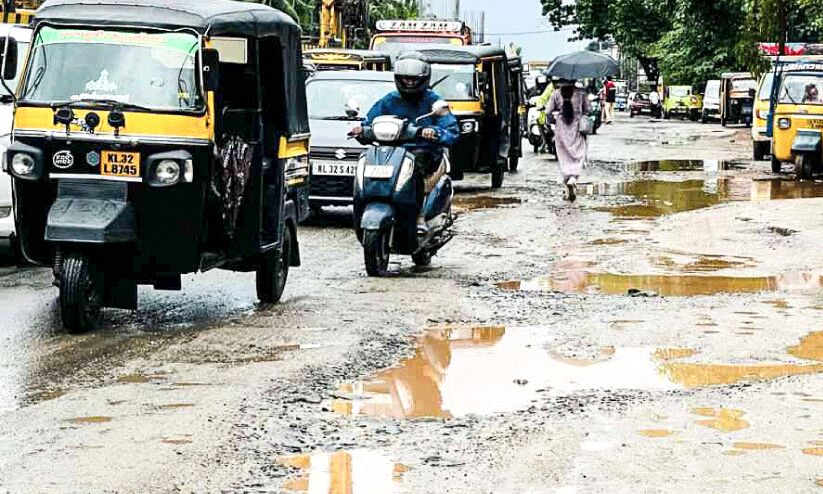 ദുരിതക്കളമായി ദേശീയപാത; നരകയാതനയായി അരൂർ-തുറവൂർ യാത്ര