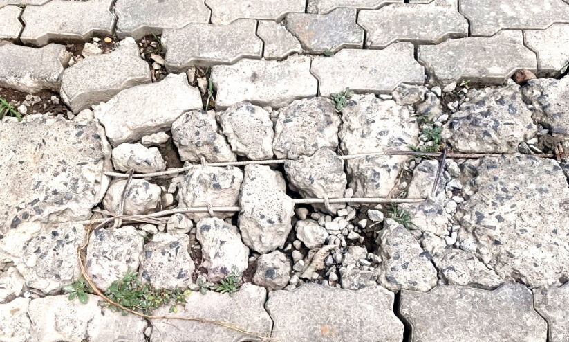 തീ​ര​ദേ​ശ റോ​ഡി​ൽ ഇ​ന്‍റ​ർ​ലോ​ക്ക് ത​ക​ർ​ന്നു; പ​തി​വാ​യി വാ​ഹ​നാ​പ​ക​ട​ങ്ങ​ൾ