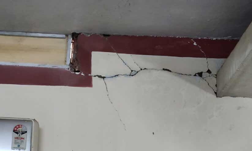 ഇരിട്ടി താലൂക്ക് ആശുപത്രി; ചോർന്നൊലിക്കുന്ന ബ്ലോക്കിൽ നിന്ന് മൂന്ന് ഓഫിസുകൾ മാറ്റാൻ നടപടി ഇരിട്ടി താലൂക്ക് ആശുപത്രി; ചോർന്നൊലിക്കുന്ന ബ്ലോക്കിൽ നിന്ന് മൂന്ന് ഓഫിസുകൾ മാറ്റാൻ നടപടി