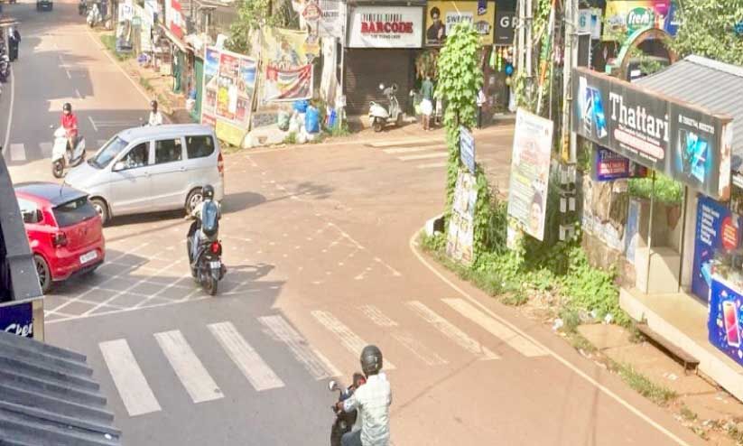 അപകടം തുടർക്കഥ; അഞ്ചരക്കണ്ടി ജങ്ഷനിൽ സുരക്ഷ വേണം അപകടം തുടർക്കഥ; അഞ്ചരക്കണ്ടി ജങ്ഷനിൽ സുരക്ഷ വേണം