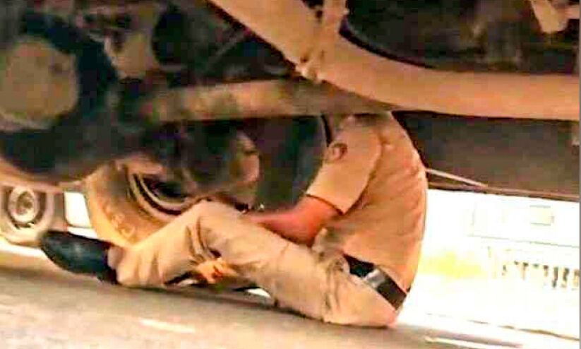 നടുറോഡിൽ ബ്രേക്ക്ഡൗണായി ബസ്; ഗ​താ​ഗ​ത​ക്കു​രു​ക്ക​ഴി​ക്കാ​ൻ   ‘മെക്കാനിക്കായ’ പൊ​ലീ​സു​കാ​ര​ന് നാ​ടി​ന്റെ കൈ​യ​ടി