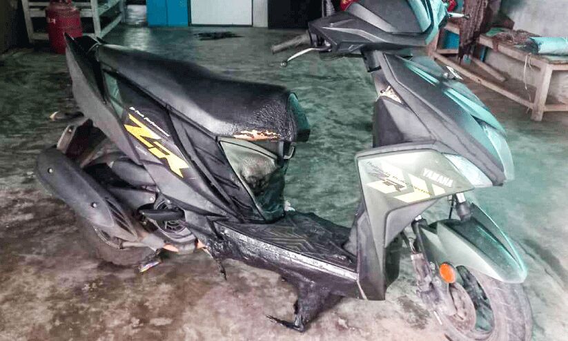 വീട്ടുമുറ്റത്ത് നിർത്തിയിട്ട സ്കൂട്ടർ കത്തിച്ചു വീട്ടുമുറ്റത്ത് നിർത്തിയിട്ട സ്കൂട്ടർ കത്തിച്ചു