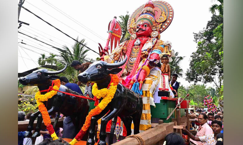 ചെട്ടികുളങ്ങര കുംഭഭരണി;ആവേശത്തിരയിലേറി കെട്ടുകാഴ്ച ചെട്ടികുളങ്ങര കുംഭഭരണി;ആവേശത്തിരയിലേറി കെട്ടുകാഴ്ച