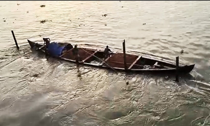 മണലുമായി സഞ്ചരിച്ച കേവ് വള്ളം ഊന്നിക്കുറ്റിയിൽ ഇടിച്ച് മുങ്ങി മണലുമായി സഞ്ചരിച്ച കേവ് വള്ളം ഊന്നിക്കുറ്റിയിൽ ഇടിച്ച് മുങ്ങി