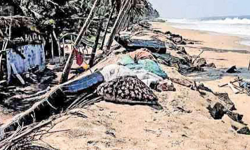 അരൂരിൽ തീരവാസികളിൽ ആശങ്കയുടെ തിരമാലകൾ അരൂരിൽ തീരവാസികളിൽ ആശങ്കയുടെ തിരമാലകൾ