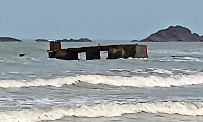 പൊളിച്ചിട്ടും തീരാതെ കടലിൽ കുടുങ്ങിയ മാലി കപ്പൽ പൊളിച്ചിട്ടും തീരാതെ കടലിൽ കുടുങ്ങിയ മാലി കപ്പൽ