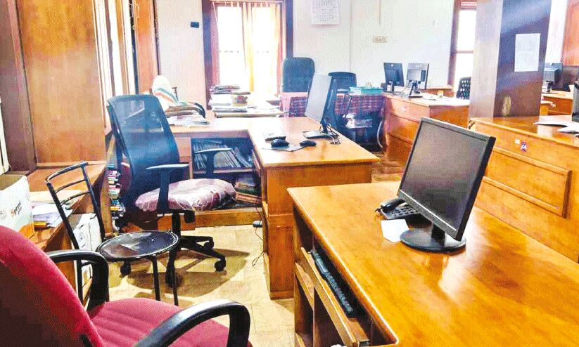 അങ്ങാടിപ്പുറം പഞ്ചായത്ത് ഓഫിസിലെത്തുന്നവരെ കാത്ത് ഒഴിഞ്ഞ കസേരകൾ അങ്ങാടിപ്പുറം പഞ്ചായത്ത് ഓഫിസിലെത്തുന്നവരെ കാത്ത് ഒഴിഞ്ഞ കസേരകൾ