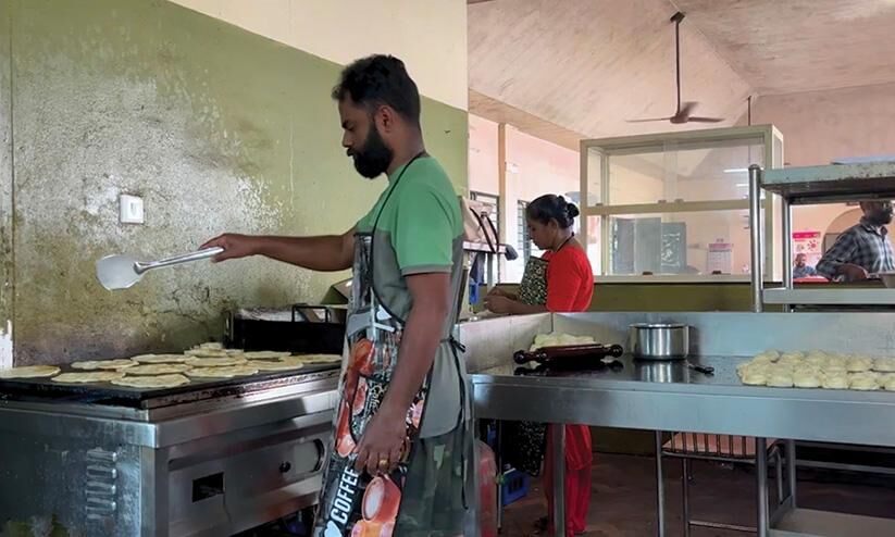 ആദ്യം  പൊറോട്ടയടി, പിന്നെ പിഎച്ച്.ഡി... അഖിൽ വേറെ ലെവലാണ്