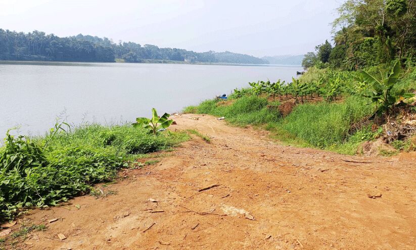 ചാലിയാറിൽ നിർബാധം മണൽകടത്ത് ചാലിയാറിൽ നിർബാധം മണൽകടത്ത്