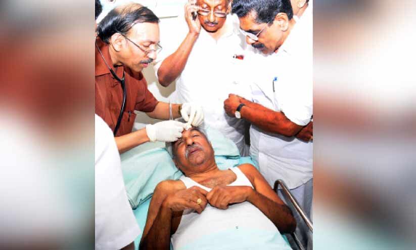 ഉമ്മൻ ചാണ്ടി വധശ്രമക്കേസ്: പ്രമുഖരെല്ലാം അഴിക്കുപുറത്ത്