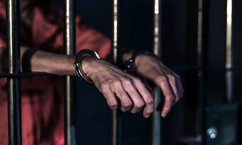 അമ്പലമണി മോഷ്ടിച്ച് ആക്രിക്കടയില്‍ വില്‍ക്കാനെത്തിയയാൾ പിടിയില്‍