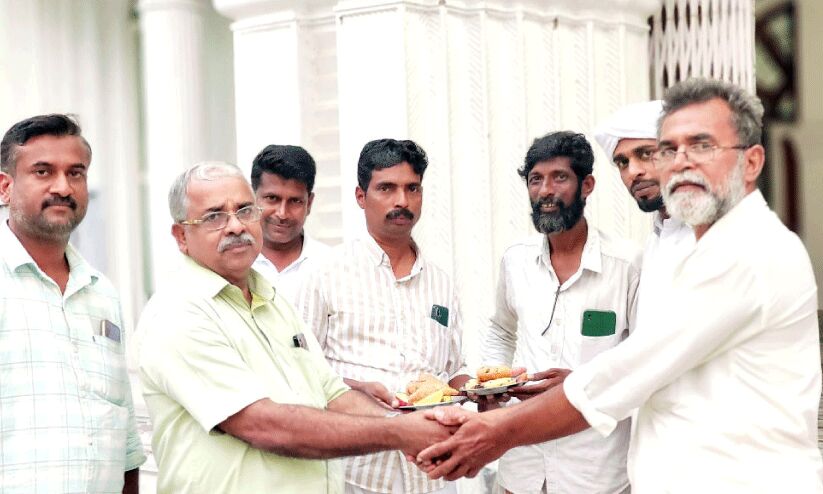 മതസാഹോദര്യം തീർത്ത്​  ഇരമത്തൂർ മസ്​ജിദിൽ  ഗോപാലകൃഷ്ണൻ നായരുടെ ഇഫ്താർ