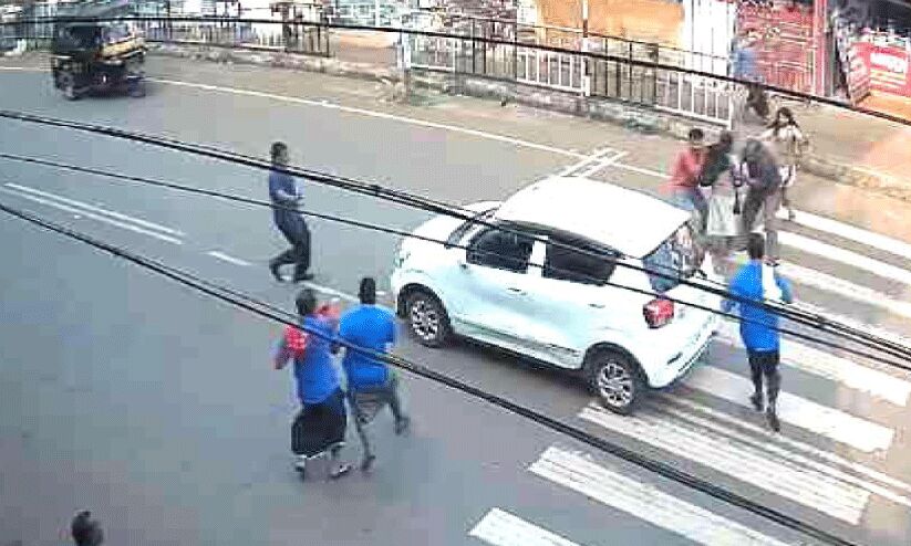 സീബ്ര ലൈനിൽ കുട്ടികളെ ഇടിച്ചുതെറിപ്പിച്ച് കാർ സീബ്ര ലൈനിൽ കുട്ടികളെ ഇടിച്ചുതെറിപ്പിച്ച് കാർ