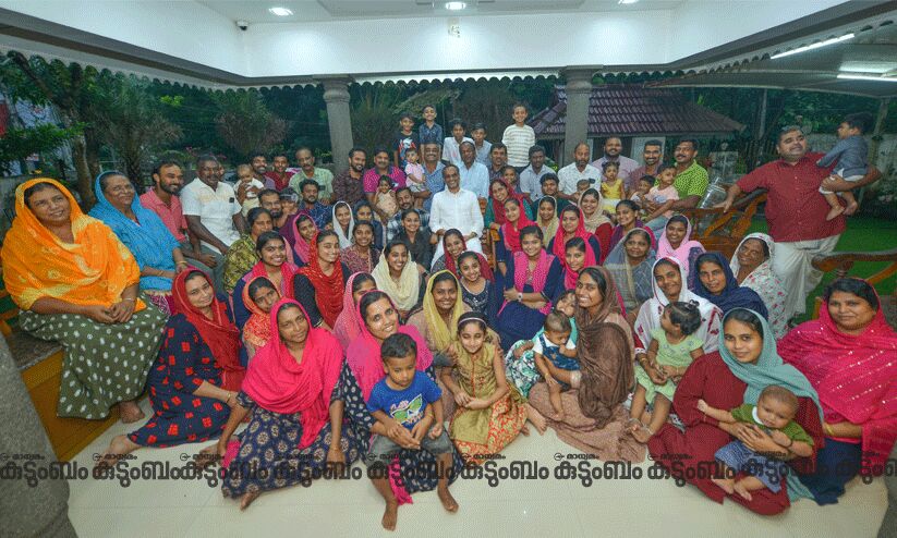 രക്തബന്ധമുള്ളവരും അല്ലാത്തവരുമായ 85 പേർ ഒന്നിച്ച് താമസിക്കുന്ന കൂട്ടുകുടുംബം. ഈ വീട്ടിലുള്ളവർക്ക് ഏതുദൈവത്തോട് വേണമെങ്കിലും പ്രാർഥിക്കാം