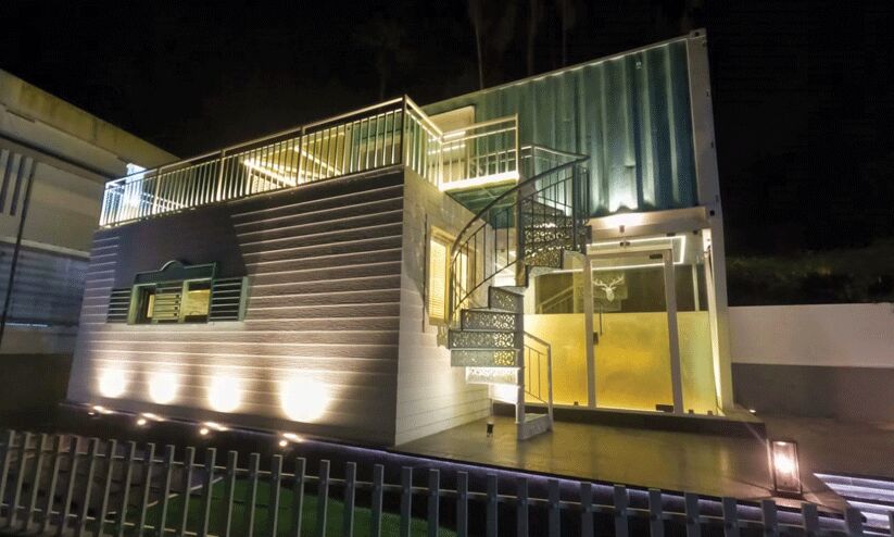 100 വർഷം വരെ ആയുസ്സുള്ള കണ്ടെയ്നറുകൾ കൊണ്ട് നിർമിക്കുന്ന ‘കണ്ടെയ്നർ വീട്’ ഇടിമിന്നലിനെയടക്കം പ്രതിരോധിക്കും... മൂന്ന് കണ്ടെയ്നറുകൾ കൊണ്ട് നിർമിച്ച ഈ വീടിനെക്കുറിച്ചറിയാം... 100 വർഷം വരെ ആയുസ്സുള്ള കണ്ടെയ്നറുകൾ കൊണ്ട് നിർമിക്കുന്ന ‘കണ്ടെയ്നർ വീട്’ ഇടിമിന്നലിനെയടക്കം പ്രതിരോധിക്കും... മൂന്ന് കണ്ടെയ്നറുകൾ കൊണ്ട് നിർമിച്ച ഈ വീടിനെക്കുറിച്ചറിയാം...