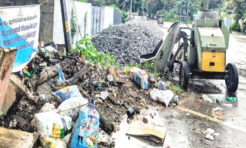 റോഡരികിൽ മാലിന്യം, കോൺക്രീറ്റ് മിക്സർ യന്ത്രം; യാത്രക്ക് തടസം റോഡരികിൽ മാലിന്യം, കോൺക്രീറ്റ് മിക്സർ യന്ത്രം; യാത്രക്ക് തടസം