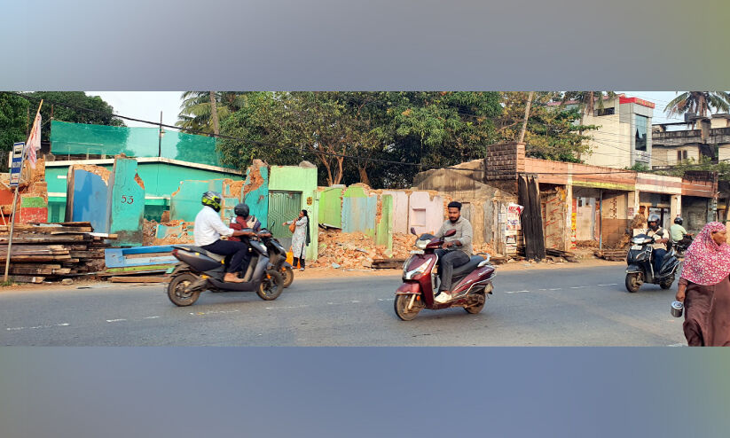 കരമന-കളിയിക്കാവിള ദേശീയപാത  വികസനം; കെട്ടിടങ്ങൾ പൊളിച്ചുതുടങ്ങി