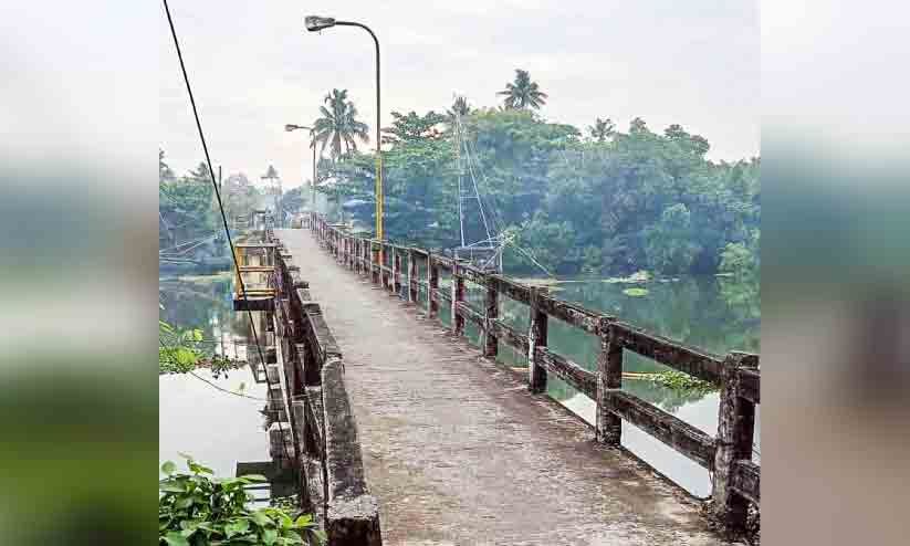 വകുപ്പുകളുടെ ഏകോപനമില്ല; കോട്ടുവള്ളി-ചെമ്മായം പാലം പുനർനിർമാണം നീളുന്നു വകുപ്പുകളുടെ ഏകോപനമില്ല; കോട്ടുവള്ളി-ചെമ്മായം പാലം പുനർനിർമാണം നീളുന്നു