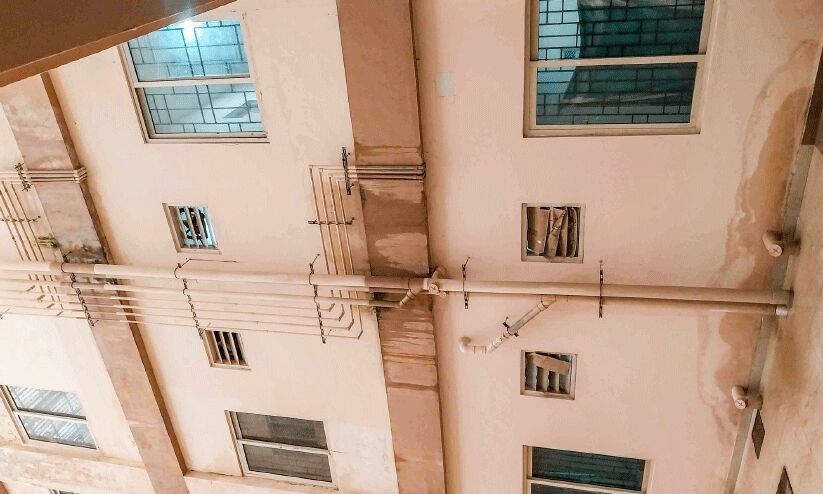 മൂ​ക്ക്​ പൊ​ത്തി കോ​ന്നി; പൊ​ട്ടി​യൊ​ഴു​കി ശൗ​ചാ​ല​യം