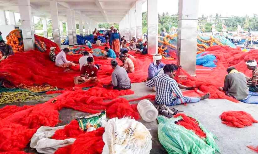 നഷ്ടം ആവർത്തിക്കുമ്പോഴും പ്രശ്നത്തിന് പരിഹാരമില്ല; കണ്ടെയ്നറുകൾകൊണ്ട് പൊറുതിമുട്ടി മത്സ്യത്തൊഴിലാളികൾ