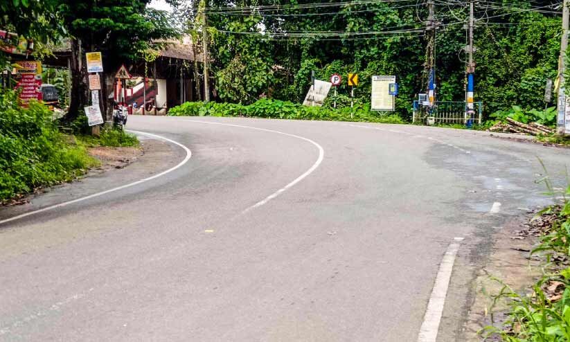 അപകടം ഒഴിയാതെ കുളത്തൂർമൂഴി ജങ്ഷൻ അപകടം ഒഴിയാതെ കുളത്തൂർമൂഴി ജങ്ഷൻ