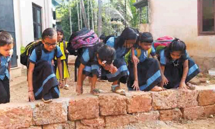 അതിര്ത്തി തര്ക്കം; പൂക്കോട്ടൂര് ന്യൂ ജി.എല്.പി സ്കൂളിലേക്കുളള വഴി അടച്ചു അതിര്ത്തി തര്ക്കം; പൂക്കോട്ടൂര് ന്യൂ ജി.എല്.പി സ്കൂളിലേക്കുളള വഴി അടച്ചു
