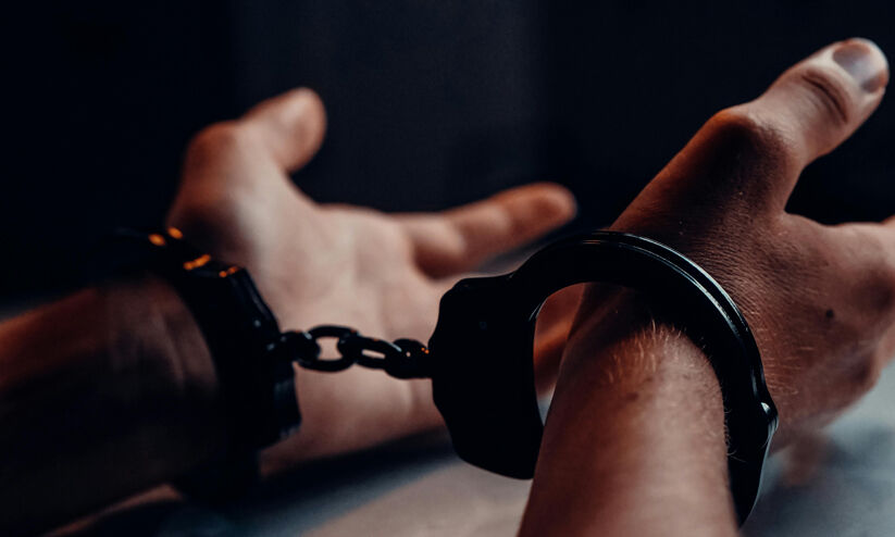 ചാനലിന് വിഡിയോ പകർത്താൻ പൊലീസ് യുവാവിനെ കൈയാമം വെച്ചതായി പരാതി ചാനലിന് വിഡിയോ പകർത്താൻ പൊലീസ് യുവാവിനെ കൈയാമം വെച്ചതായി പരാതി