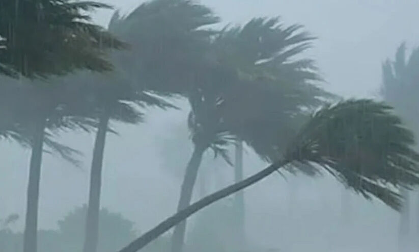 ഏ​ത് നി​മി​ഷ​വും കൂ​റ്റ​ൻ ക​ല്ല് വീ​ടി​ന്മേ​ൽ പ​തി​ക്കും; ഭീ​തി​യി​ൽ കു​ടും​ബം