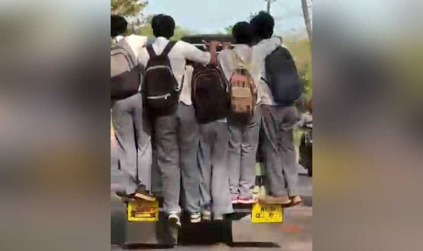 യാത്രാദുരിതത്തിന് അറുതിയില്ല; ജീപ്പിൽ തൂങ്ങിയാടി വിദ്യാർഥികൾ