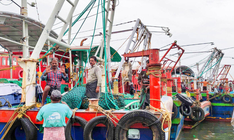 ട്രോളിങ് നിരോധനം കഴിഞ്ഞു, വല നിറെയ പ്രതീക്ഷ; ബോട്ടുകൾ കടലിലേക്ക് ട്രോളിങ് നിരോധനം കഴിഞ്ഞു, വല നിറെയ പ്രതീക്ഷ; ബോട്ടുകൾ കടലിലേക്ക്