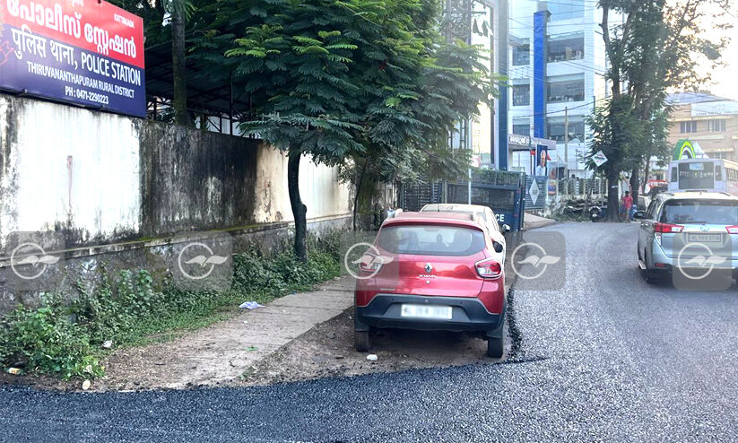 നിർത്തിയിട്ട വാഹനങ്ങൾ നീക്കാതെ രാത്രി ടാറിങ്; നേരം പുലർന്നപ്പോൾ റോഡുപണി കണ്ട് അന്തംവിട്ട് നാട്ടുകാർ നിർത്തിയിട്ട വാഹനങ്ങൾ നീക്കാതെ രാത്രി ടാറിങ്; നേരം പുലർന്നപ്പോൾ റോഡുപണി കണ്ട് അന്തംവിട്ട് നാട്ടുകാർ