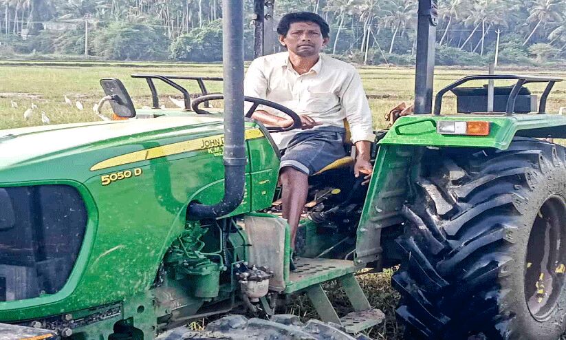 പ്രവാസം വിട്ട് പിതാവിന്റെ പാതയിൽ അബ്ബാസ് മണ്ണിൽ പൊന്ന് വിളയിക്കുന്നു പ്രവാസം വിട്ട് പിതാവിന്റെ പാതയിൽ അബ്ബാസ് മണ്ണിൽ പൊന്ന് വിളയിക്കുന്നു