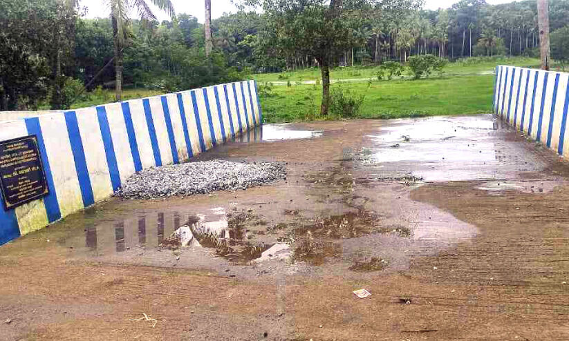 കണിയാൻകുന്നിൽ അപ്രോച്ച് റോഡില്ലാതെ പാലം; നൂറോളം കുടുംബങ്ങൾ യാത്രാദുരിതത്തിൽ കണിയാൻകുന്നിൽ അപ്രോച്ച് റോഡില്ലാതെ പാലം; നൂറോളം കുടുംബങ്ങൾ യാത്രാദുരിതത്തിൽ