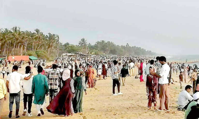 തൂവൽ തീരം സന്ദർശകരുടെ ആരവങ്ങളിൽ തൂവൽ തീരം സന്ദർശകരുടെ ആരവങ്ങളിൽ