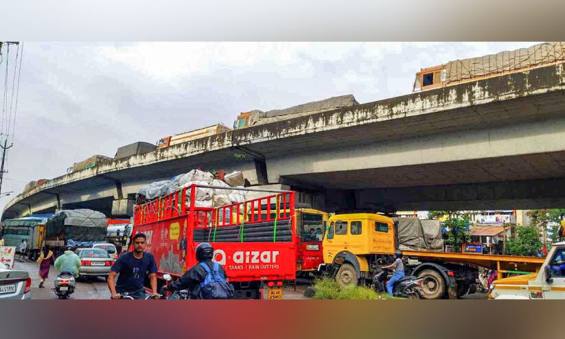 ദേശീയപാതയിൽ ഗതാഗതക്കുരുക്ക്; വാഹനങ്ങൾ നിരന്നത് അങ്കമാലി മുതൽ കൊടകര വരെ ദേശീയപാതയിൽ ഗതാഗതക്കുരുക്ക്; വാഹനങ്ങൾ നിരന്നത് അങ്കമാലി മുതൽ കൊടകര വരെ