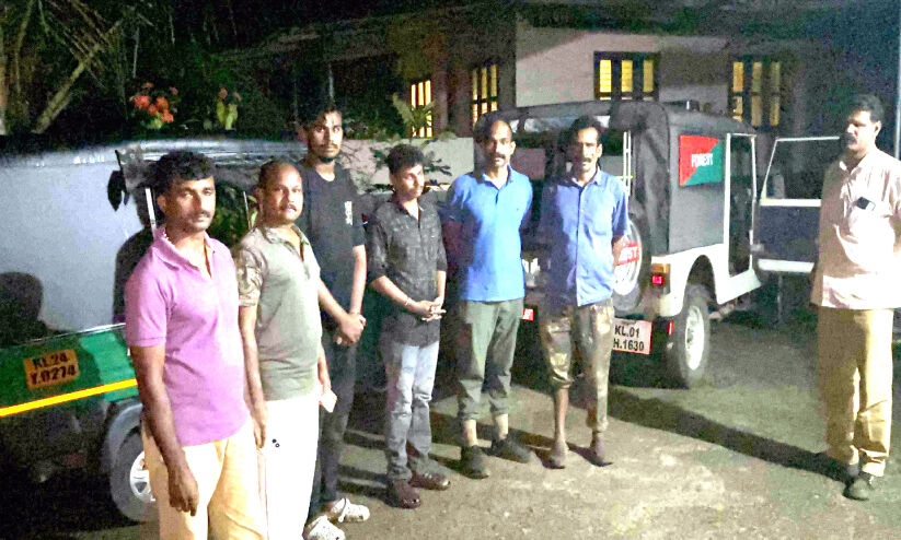 രാത്രിയിൽ ആനക്കാട്ടിൽ അകപ്പെട്ട യുവാക്കളെ വനപാലകർ രക്ഷപ്പെടുത്തി രാത്രിയിൽ ആനക്കാട്ടിൽ അകപ്പെട്ട യുവാക്കളെ വനപാലകർ രക്ഷപ്പെടുത്തി