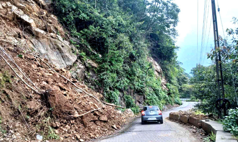 പാ​ൽ​ചു​രം ബോ​യ്സ് ടൗ​ൺ റോ​ഡി​ൽ ഭീ​ഷ​ണി​യാ​യി കൂ​റ്റ​ൻ പാ​റ​ക​ൾ