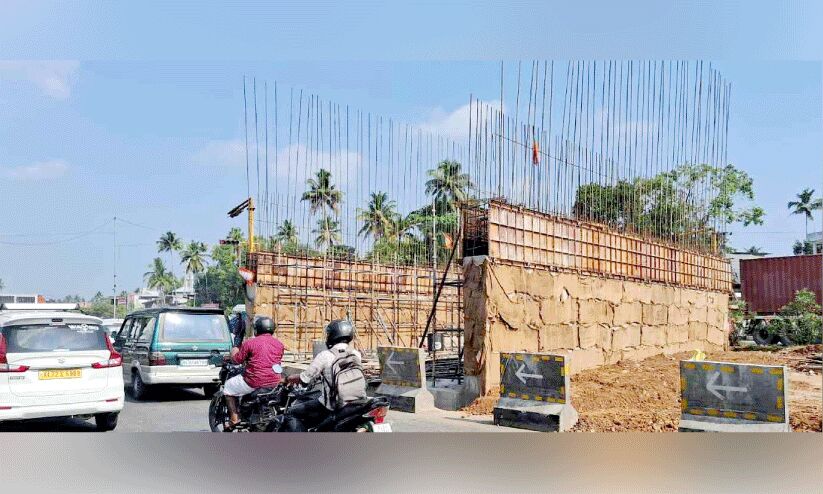 ചാലക്കുടി ദേശീയപാതയിലെ പേടിസ്വപ്നം നീങ്ങുന്നു ചാലക്കുടി ദേശീയപാതയിലെ പേടിസ്വപ്നം നീങ്ങുന്നു