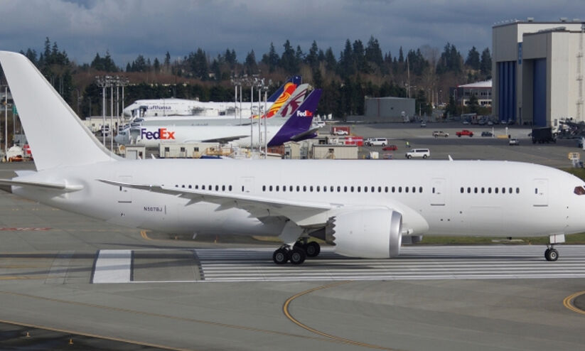 വിമാനങ്ങൾക്ക് വെള്ള നിറം മാത്രം നൽകുന്നതെന്തുകൊണ്ട്? ഈ നിയമത്തിൽ നിന്ന് ഒഴിവാക്കപ്പെട്ട ആ എയർലൈൻ?