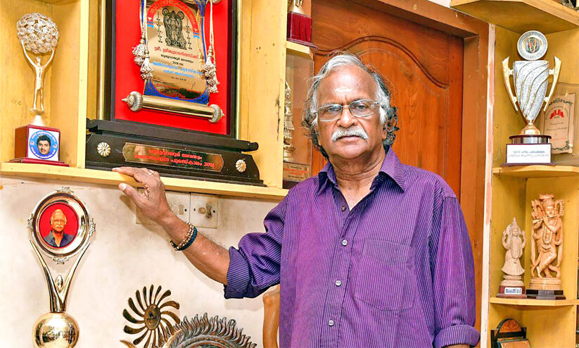 പാട്ടിലെ നിർമലരാഗ തുഷാരങ്ങൾ പാട്ടിലെ നിർമലരാഗ തുഷാരങ്ങൾ