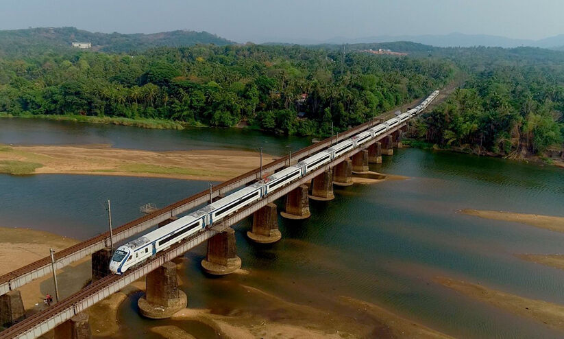 ഭാ​ര​ത​പ്പു​ഴ ക​ട​ക്കാ​ൻ റെ​യി​ൽ​വേ​യു​ടെ പു​തി​യ​പാ​ല​ത്തി​ന്റെ പ​ണി പു​രോ​ഗ​തി​യി​ൽ